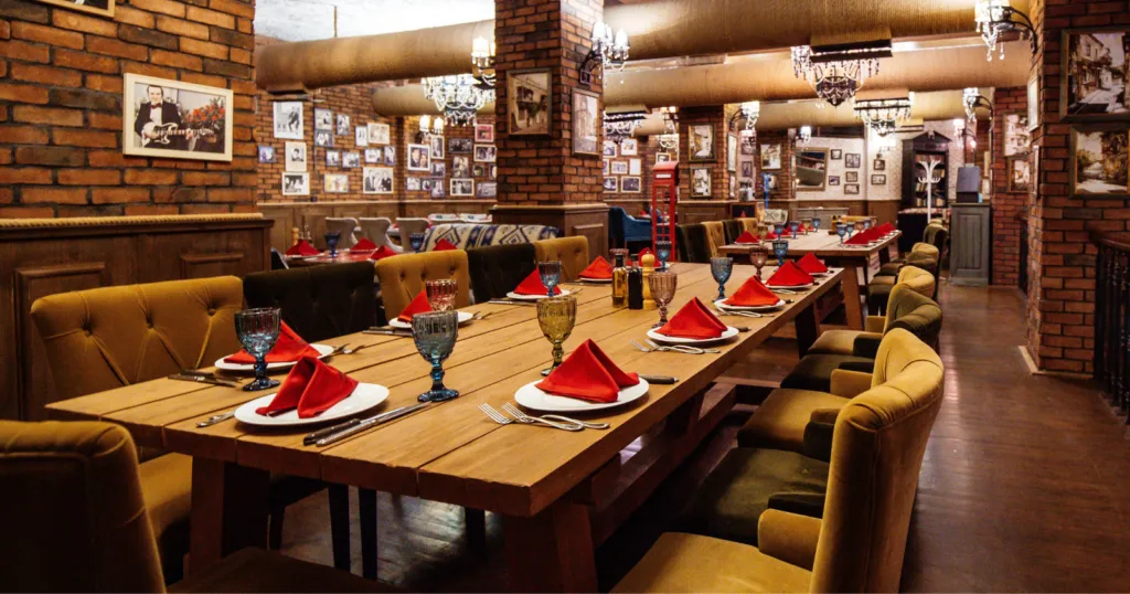 Sättet vi skjuter in stolen kan säga mycket om oss