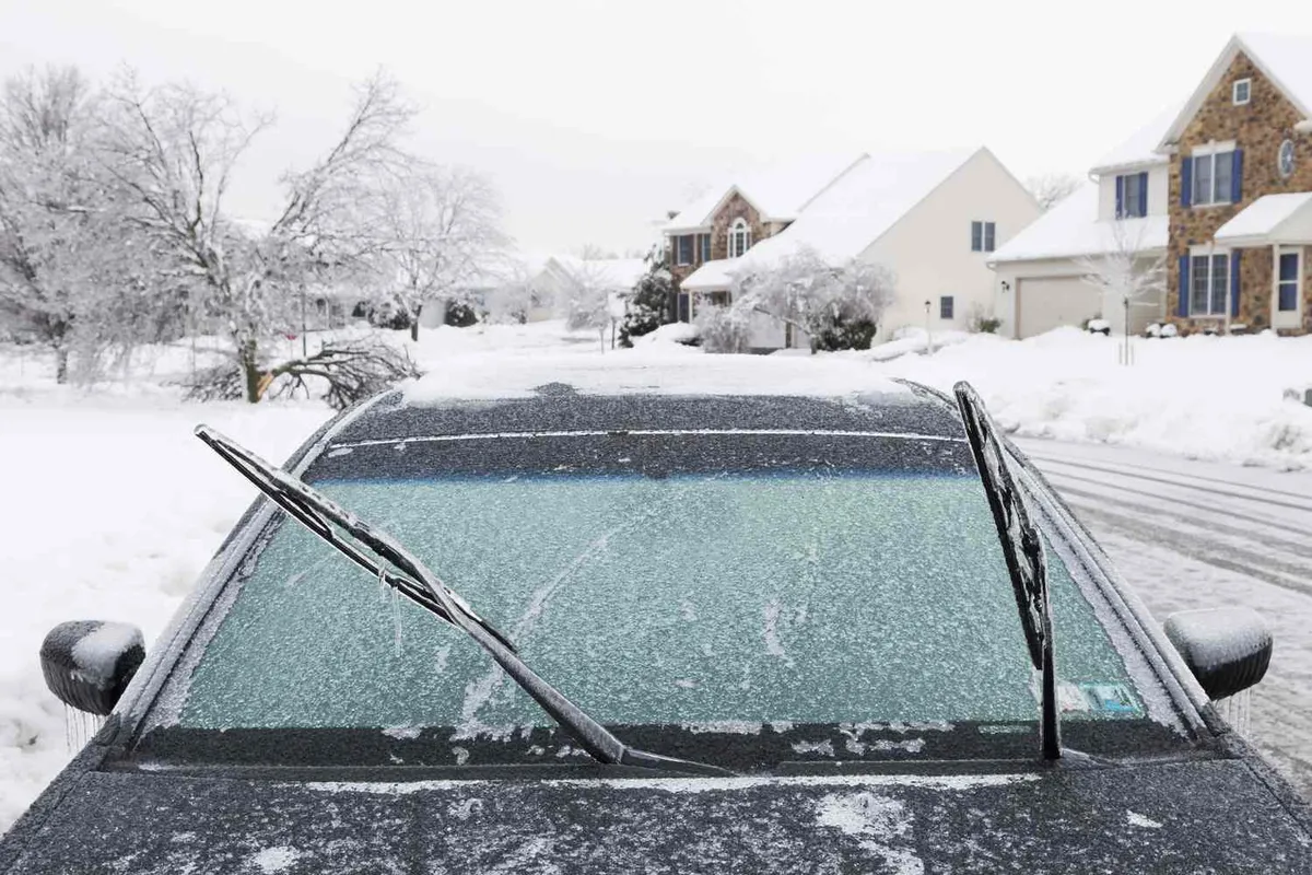 Varför du ska ställa upp vindrutetorkarna innan snön kommer — experternas råd