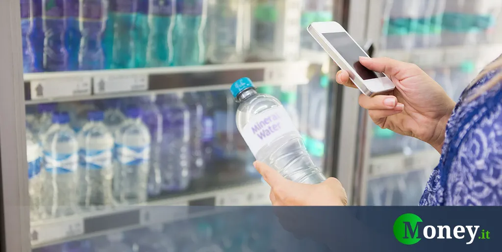 Dricksvatten på plastflaska ger 90 000 extra mikroplaster per år