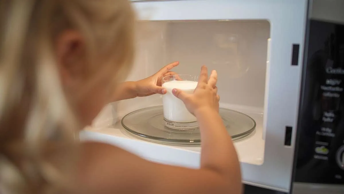 Att värma mjölk och vatten i mikron kan ställa till problem