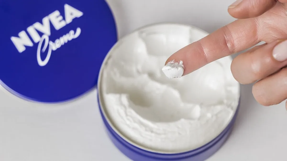 Nivea: en hudläkares ärliga syn på den ikoniska blå krämen