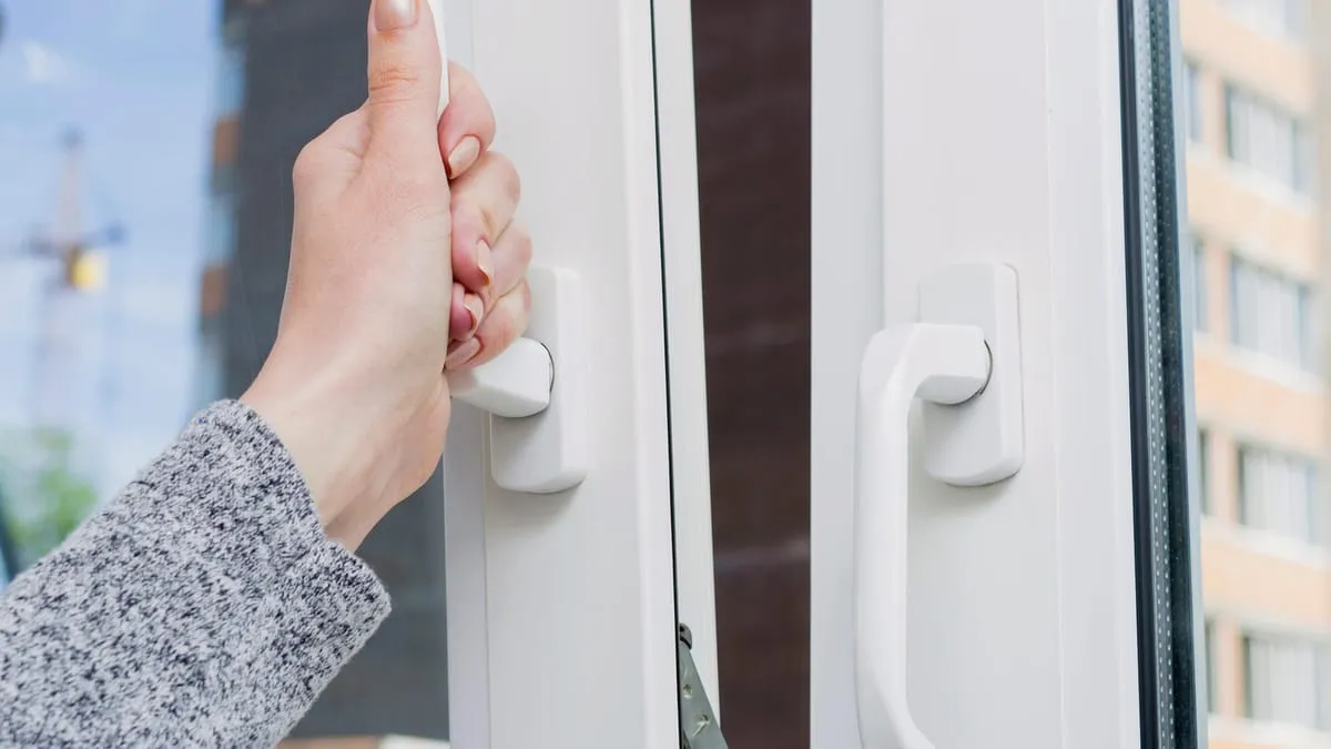 Undvik att sova med öppet fönster på vintern: en guide till ett hälsosamt sovrumsklimat