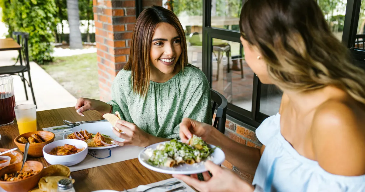 Varför vissa staplar sina tallrikar på restauranger